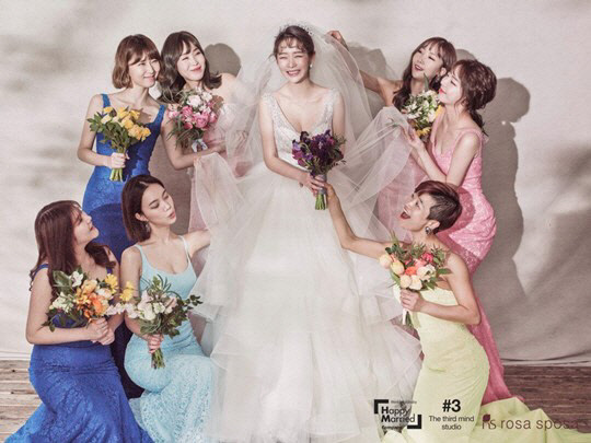 개그우먼 안소미가 오는 4월 결혼식을 앞두고 웨딩화보를 공개했다. <해피메리드컴퍼니 , 써드마인드스튜디오 , 봉드 제공>